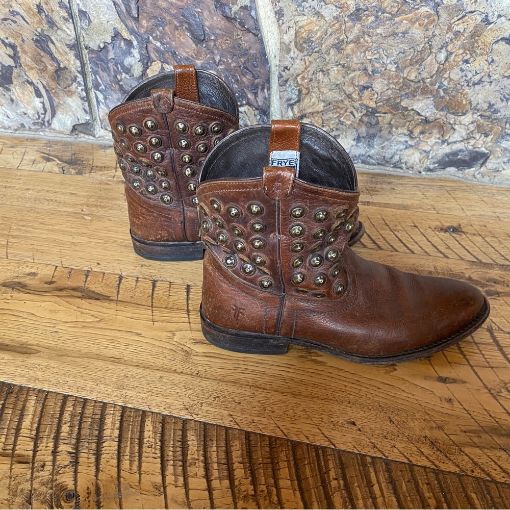 Embellished Frye western booties w/plenty of life!